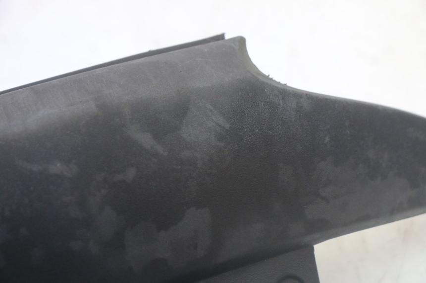 photo de JUNÇÃO DO CARENAGEM TRASEIRO INFERIOR PIAGGIO MP3 500 (2011 - 2015) - Detalhe da peça