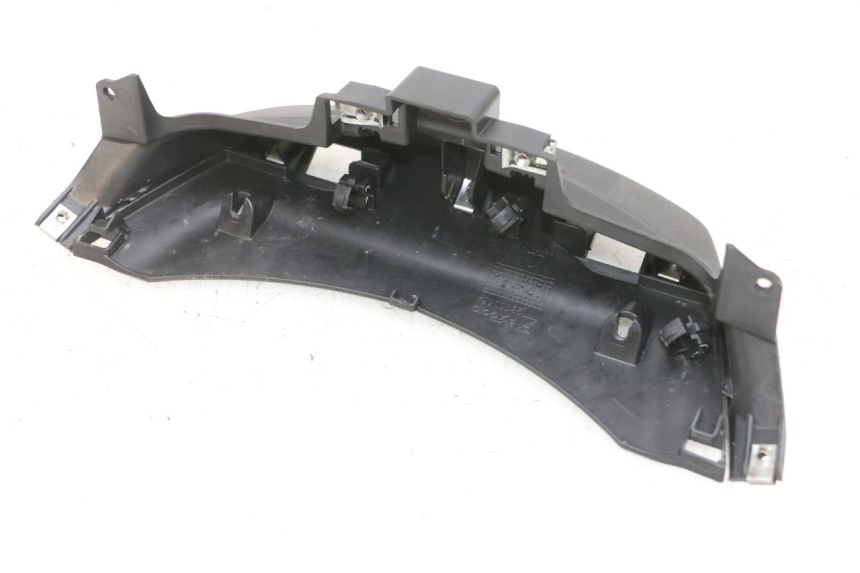 photo de JUNÇÃO DO CARENAGEM TRASEIRO INFERIOR PIAGGIO MP3 500 (2016 - 2018) - Detalhe da peça