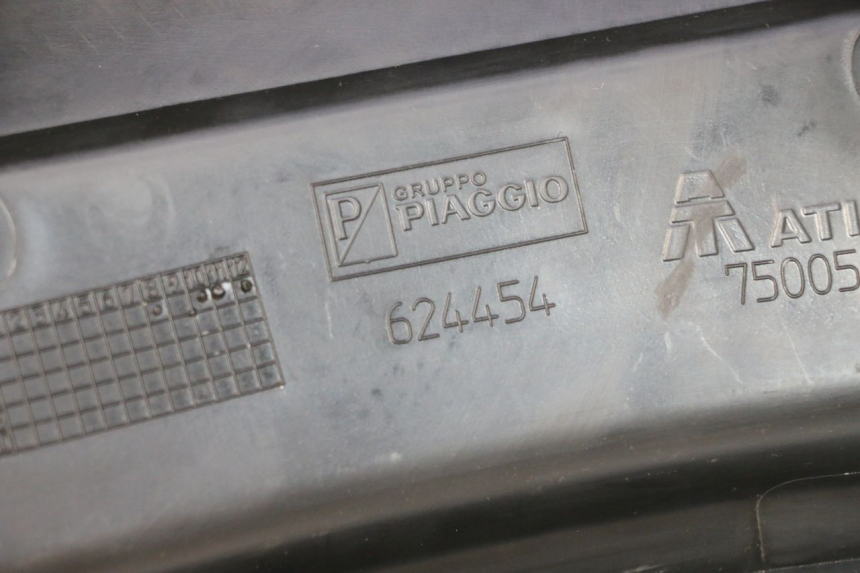 photo de JUNÇÃO DO CARENAGEM TRASEIRO INFERIOR PIAGGIO MP3 125 (2006 - 2014) - Ampliação técnica