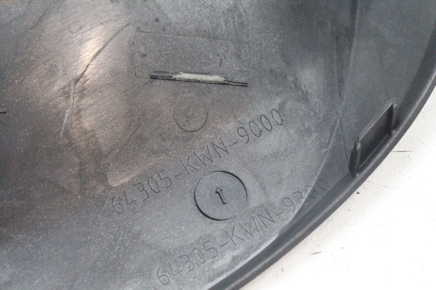photo de JUNÇÃO DO CARENAGEM TRASEIRO INFERIOR HONDA PCX (JF28) 125 (2009 - 2011) - Ampliação técnica