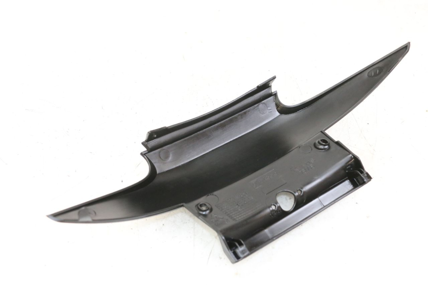 photo de JUNÇÃO DO CARENAGEM TRASEIRO INFERIOR PIAGGIO MP3 LT 400 (2007 - 2012) - Detalhe da peça