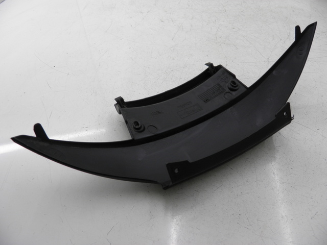 photo de JUNÇÃO DO CARENAGEM TRASEIRO INFERIOR PIAGGIO MP3 RL 125 (2008 - 2009) - Detalhe da peça