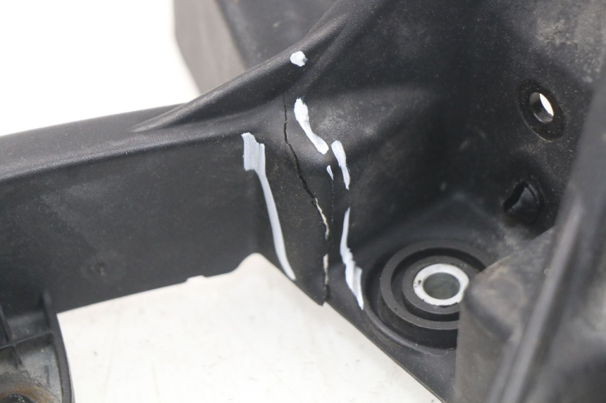 photo de JUNÇÃO DO CARENAGEM TRASEIRO INFERIOR BMW R GS 1200 (2005 - 2007) - Detalhe da peça