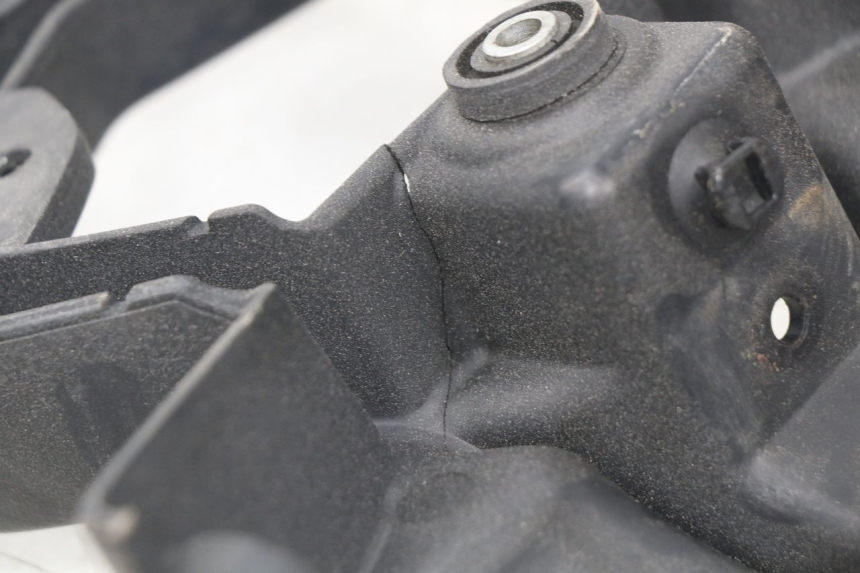 photo de JUNÇÃO DO CARENAGEM TRASEIRO INFERIOR BMW R GS 1200 (2005 - 2007) - Outro ângulo de visão