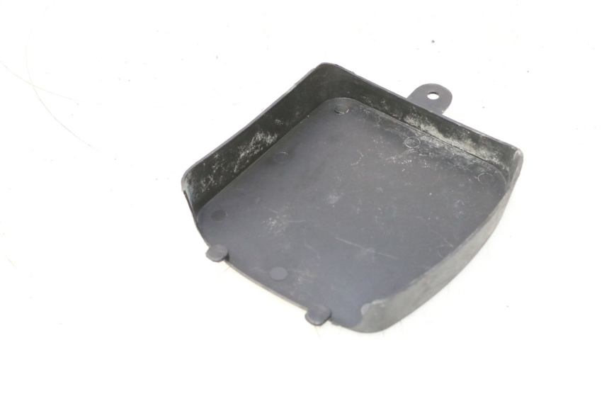 photo de JUNÇÃO INFERIOR DA CARENAGEM TRASEIRA KEEWAY RY6 2T 50 (2011 - 2019) - Detalhe da peça