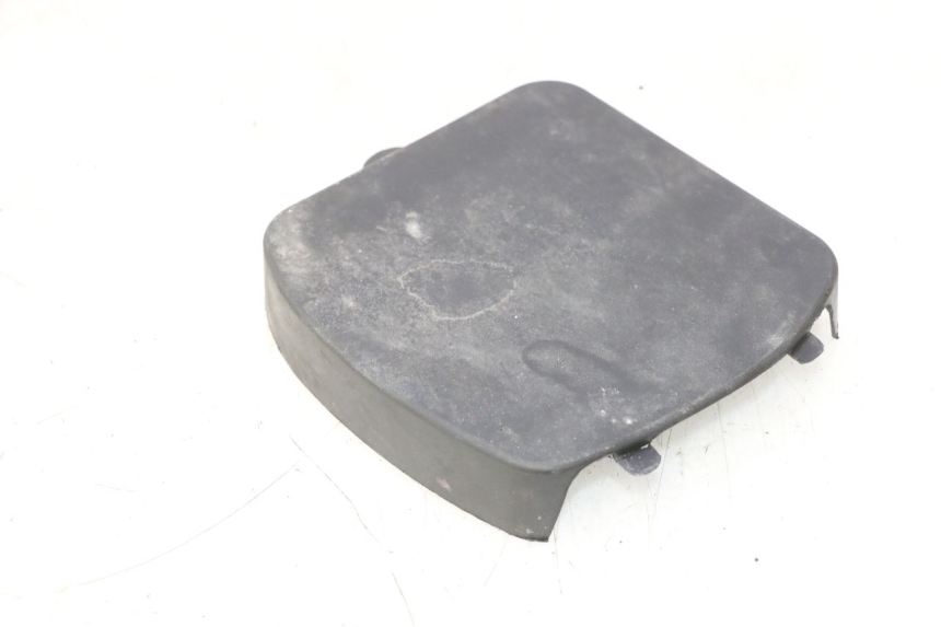 photo de JUNÇÃO INFERIOR DA CARENAGEM TRASEIRA KEEWAY RY6 2T 50 (2011 - 2019) - Outro ângulo de visão