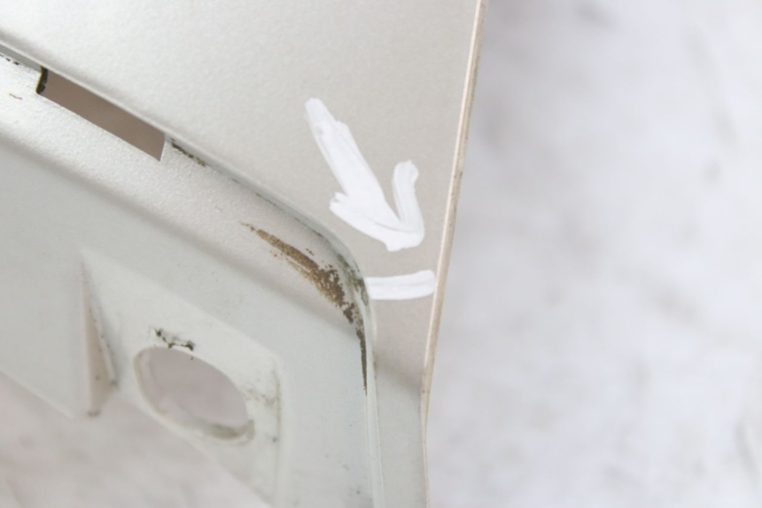 photo de JUNÇÃO DO CARENAGEM TRASEIRO INFERIOR PEUGEOT SATELIS 125 (2010 - 2012) - Detalhe da peça