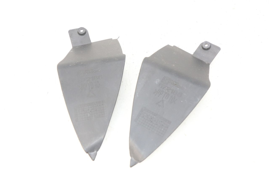 photo de JUNÇÃO DO CARENAGEM TRASEIRO INFERIOR APRILIA SR 2T 50 (2012 - 2017) - Detalhe da peça