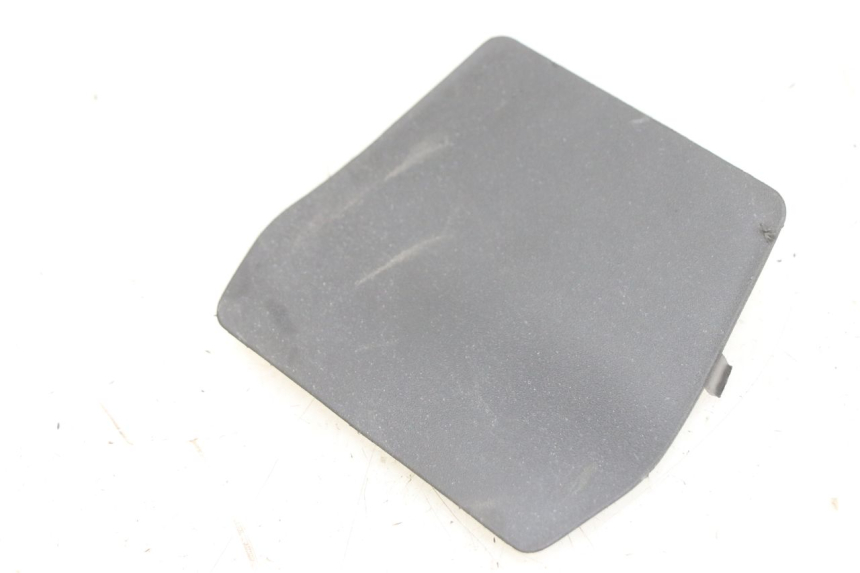 photo de JUNÇÃO DO CARENAGEM TRASEIRO INFERIOR APRILIA SXR 50 (2021 - 2023) - Zoom do estado de desgaste
