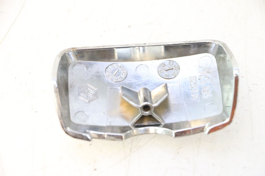 photo de JUNÇÃO DO CARENAGEM TRASEIRO INFERIOR PIAGGIO VESPA LX 2T 50 (2005 - 2013) - Detalhe da peça