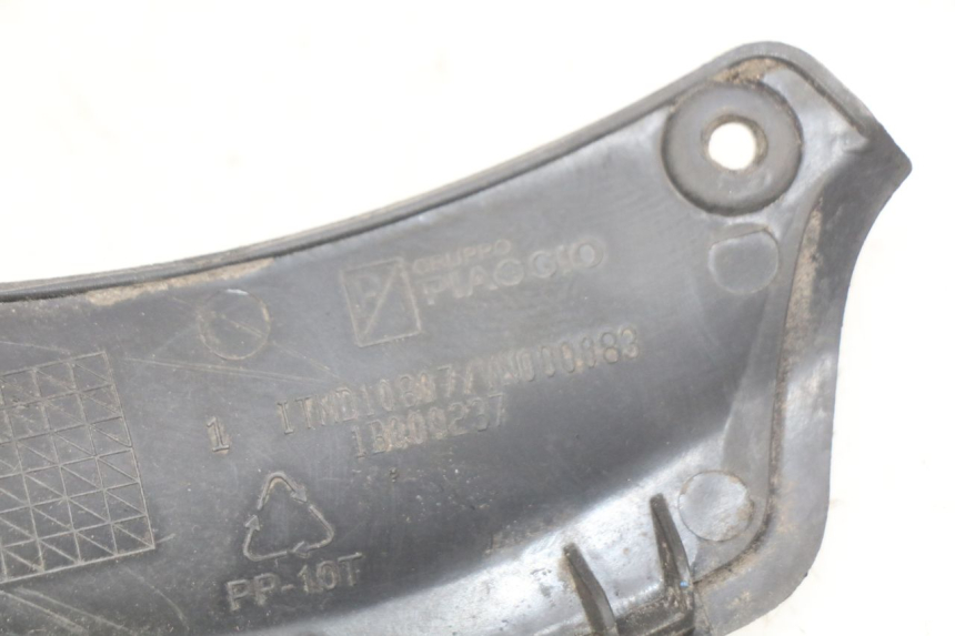 photo de JUNÇÃO DO CARENAGEM TRASEIRO INFERIOR PIAGGIO VESPA PRIMAVERA 2T 50 (2013 - 2018) - Detalhe da peça