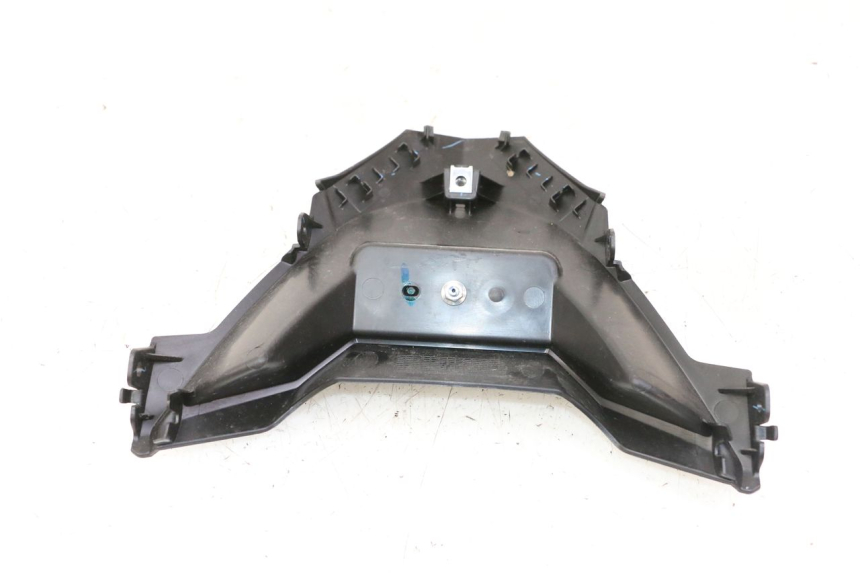 photo de JUNÇÃO DO CARENAGEM TRASEIRO INFERIOR YAMAHA XMAX X-MAX 125 (2021 - 2025) - Outro ângulo de visão