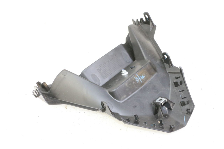 photo de JUNÇÃO DO CARENAGEM TRASEIRO INFERIOR YAMAHA XMAX X-MAX 125 (2021 - 2025) - Ampliação técnica