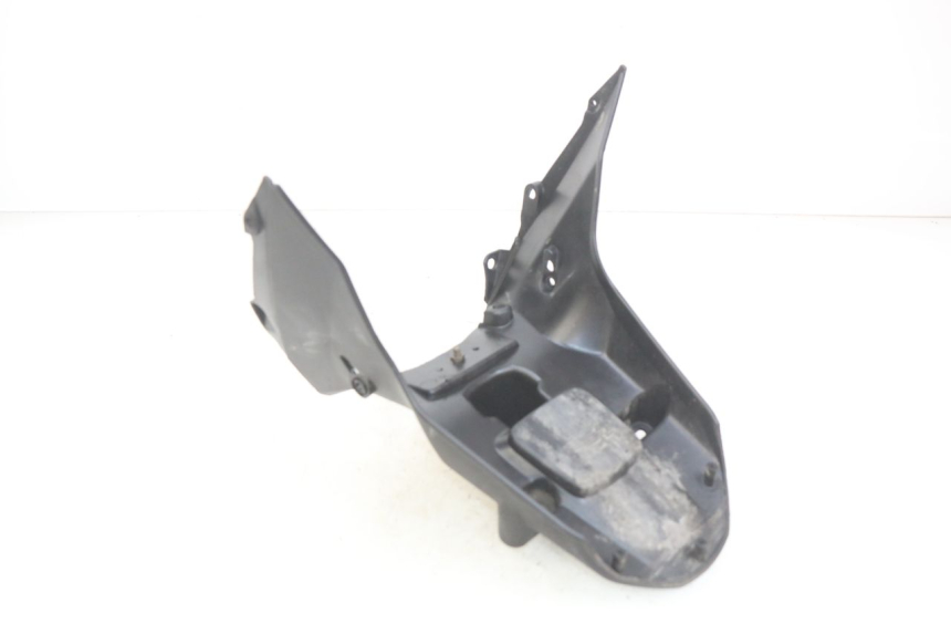 photo de JUNÇÃO DO CARENAGEM TRASEIRO INFERIOR SYM X-PRO 4T 50 (2014 - 2021) - Detalhe da peça