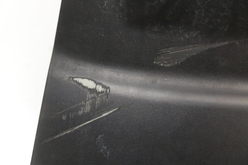 photo de JUNÇÃO DO CARENAGEM TRASEIRO INFERIOR PIAGGIO XEVO - X EVO 125 (2007 - 2017) - Detalhe da peça