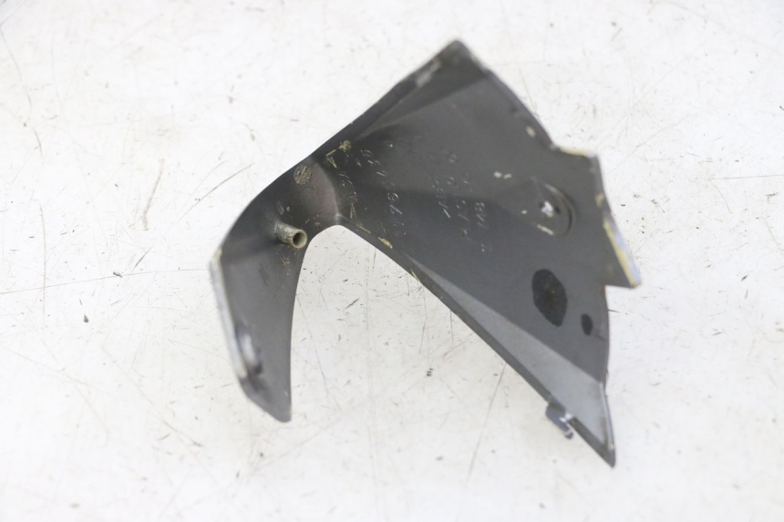 photo de JUNÇÃO DO CARENAGEM TRASEIRO PEUGEOT JET FORCE CARBU 50 (2003 - 2016) - Detalhe da peça