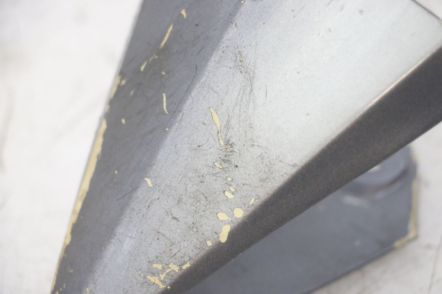 photo de JUNÇÃO DO CARENAGEM TRASEIRO PEUGEOT JET FORCE CARBU 50 (2003 - 2016) - Zoom do estado de desgaste