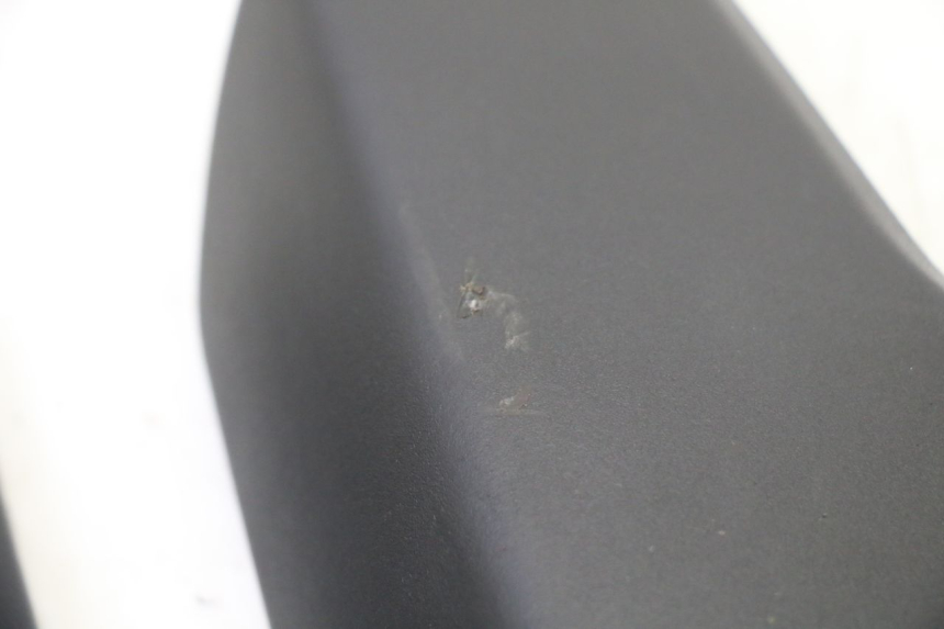 photo de JUNÇÃO DO CARENAGEM TRASEIRO PEUGEOT KISBEE 4T 50 (2018 - 2022) - Zoom do estado de desgaste