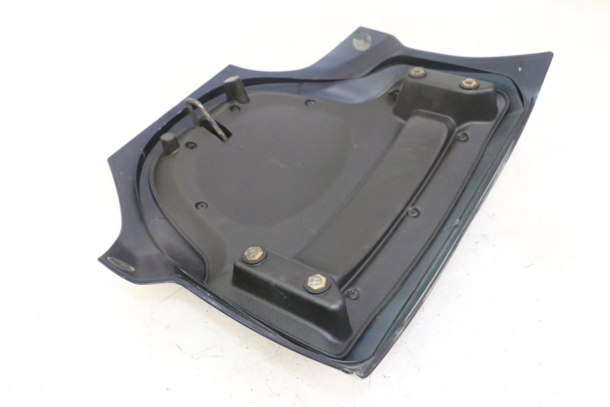 photo de JUNÇÃO DO CARENAGEM TRASEIRO PIAGGIO MP3 LT 300 (2010 - 2016) - Detalhes característicos