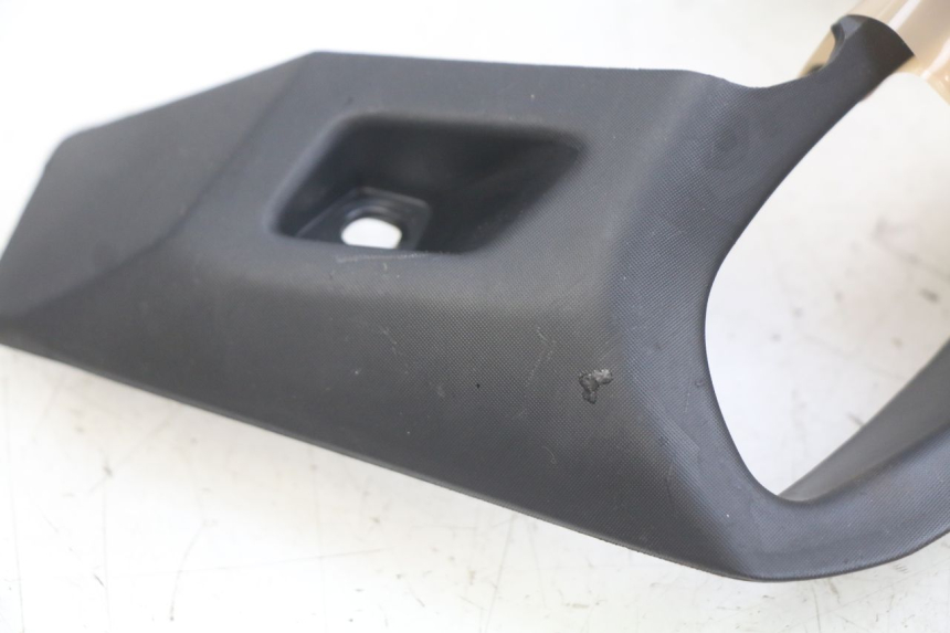 photo de JUNÇÃO DO CARENAGEM TRASEIRO YAMAHA MT ABS 125 (2014 - 2018) - Detalhe da peça