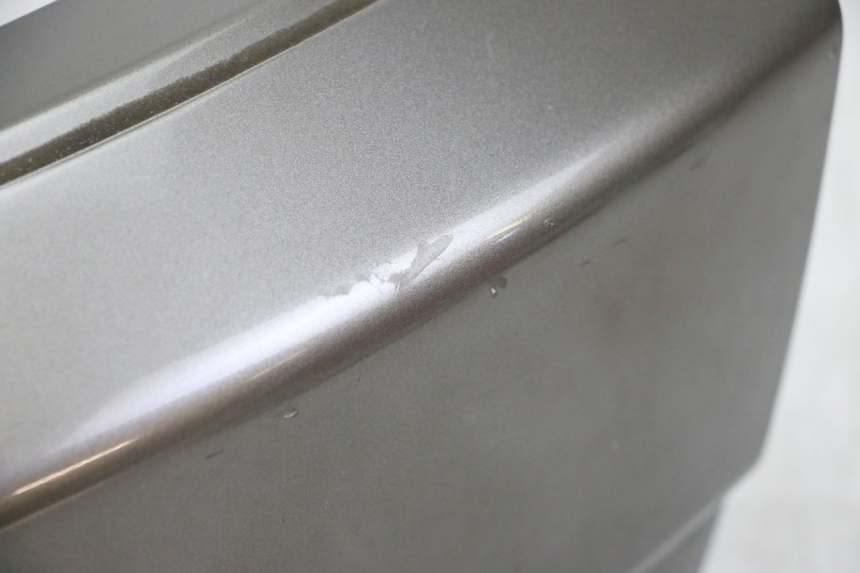 photo de JUNÇÃO DO CARENAGEM TRASEIRO PEUGEOT SATELIS 125 (2013 - 2018) - Detalhe da peça