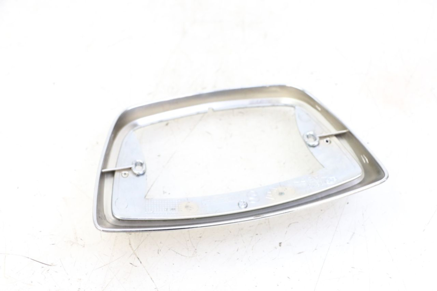photo de JUNÇÃO DO CARENAGEM TRASEIRO PIAGGIO VESPA LX IE 125 (2010 - 2012) - Outro ângulo de visão