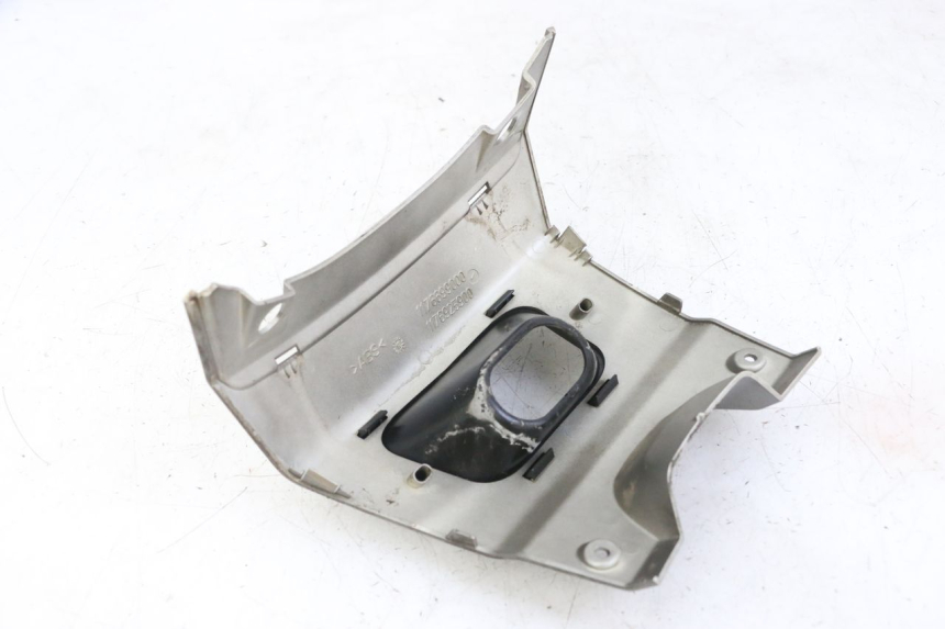 photo de JUNÇÃO DO CARENAGEM TRASEIRO PEUGEOT SATELIS 125 (2013 - 2018) - Detalhe da peça