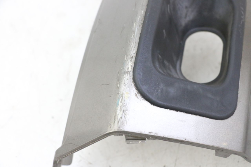 photo de JUNÇÃO DO CARENAGEM TRASEIRO PEUGEOT SATELIS 125 (2013 - 2018) - Pontos de fixação