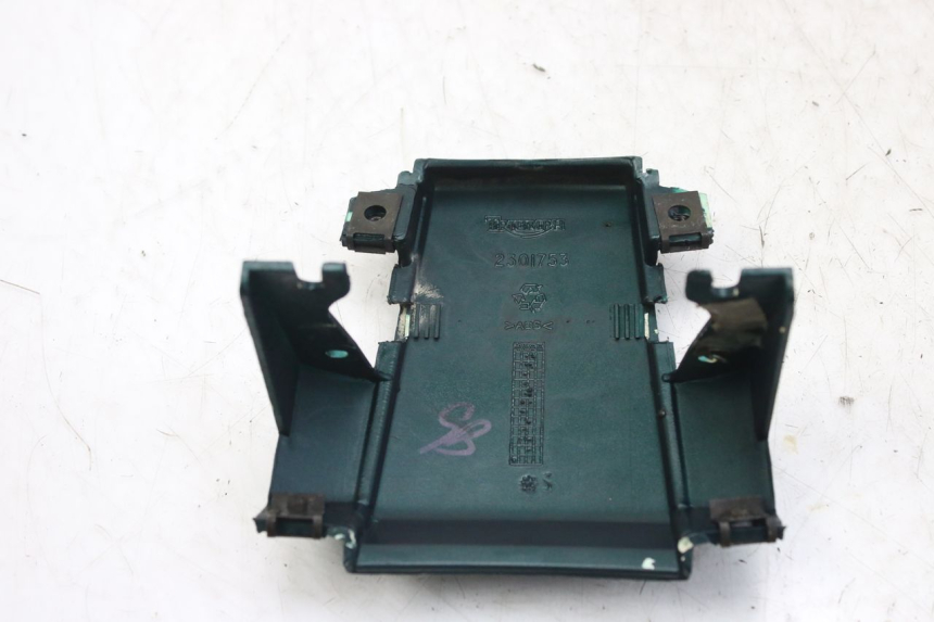 photo de JUNÇÃO DO CARENAGEM TRASEIRO TRIUMPH SPRINT ST 955 (1999 - 2001) - Outro ângulo de visão