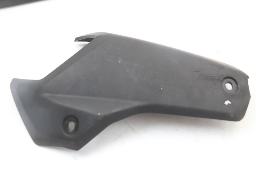 photo de JUNÇÃO DO CARENAGEM TRASEIRO PEUGEOT STREETZONE 2T 50 (2014 - 2019) - Zoom do estado de desgaste