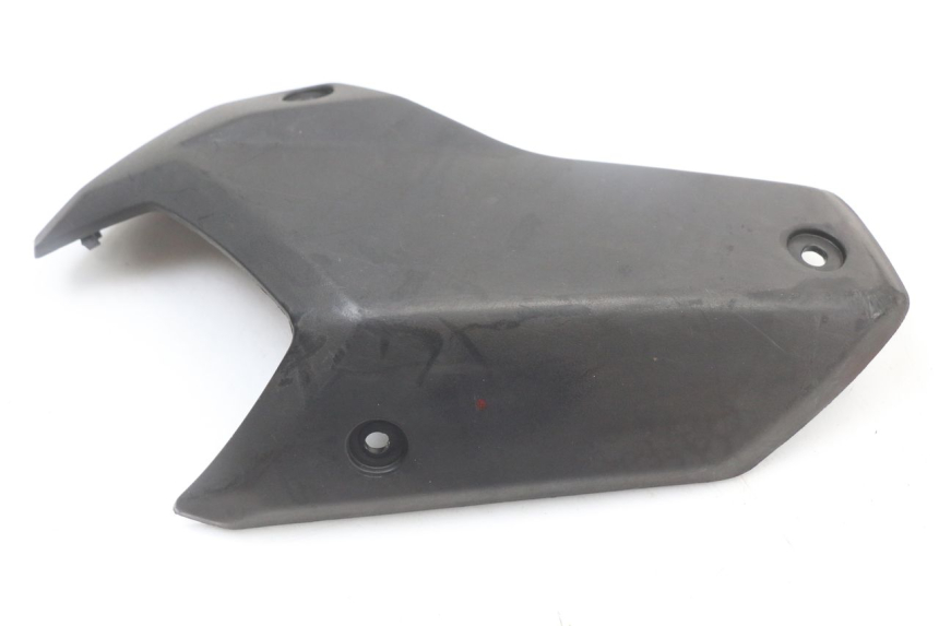photo de JUNÇÃO DO CARENAGEM TRASEIRO PEUGEOT STREETZONE 2T 50 (2014 - 2019) - Outro ângulo de visão