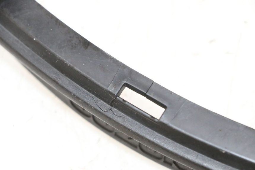 photo de JUNÇÃO DO CARENAGEM TRASEIRO SUPERIOR SUZUKI BURGMAN 650 (2013 - 2020) - Detalhe da peça