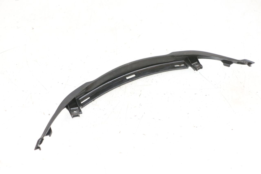 photo de JUNÇÃO DO CARENAGEM TRASEIRO SUPERIOR SUZUKI BURGMAN 650 (2013 - 2020) - Zoom do estado de desgaste