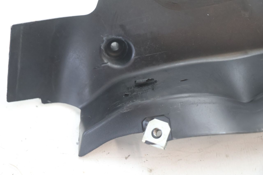 photo de JUNÇÃO DO CARENAGEM TRASEIRO SUPERIOR BMW C SPORT 650 (2015 - 2021) - Detalhe da peça