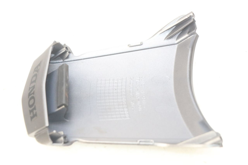 photo de JUNÇÃO DO CARENAGEM TRASEIRO SUPERIOR HONDA FES PANTHEON 2T 125 (1998 - 2002) - Detalhe da peça