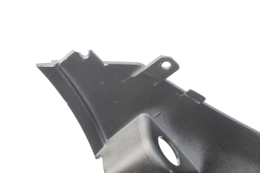 photo de JUNÇÃO DO CARENAGEM TRASEIRO SUPERIOR SYM FIDDLE 3 III 125 (2014 - 2020) - Detalhe da peça
