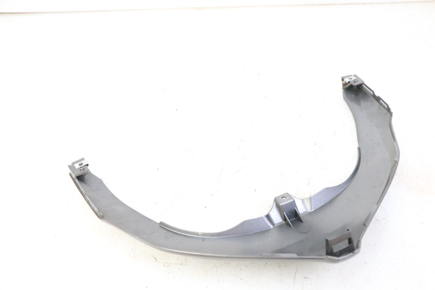 photo de JUNÇÃO DO CARENAGEM TRASEIRO SUPERIOR HONDA FORZA ABS 300 (2013 - 2017) - Detalhe da peça