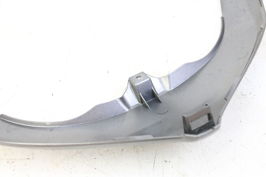 photo de JUNÇÃO DO CARENAGEM TRASEIRO SUPERIOR HONDA FORZA ABS 300 (2013 - 2017) - Zoom do estado de desgaste