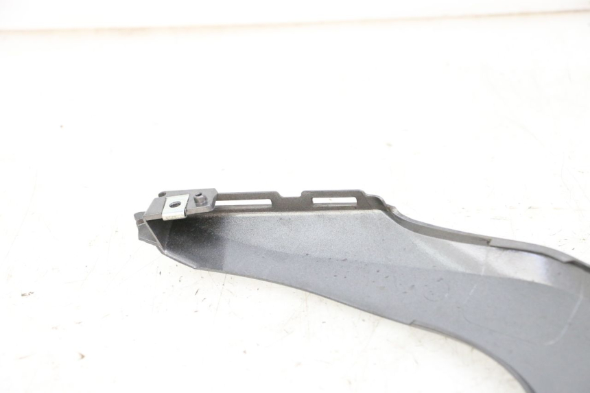 photo de JUNÇÃO DO CARENAGEM TRASEIRO SUPERIOR HONDA FORZA ABS 300 (2013 - 2017) - Outro ângulo de visão