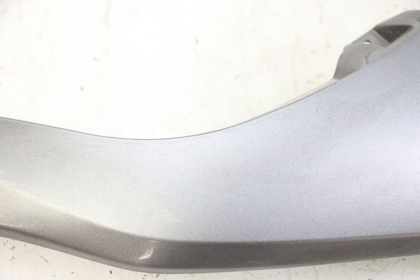 photo de JUNÇÃO DO CARENAGEM TRASEIRO SUPERIOR HONDA FORZA ABS 300 (2013 - 2017) - Peça verificada