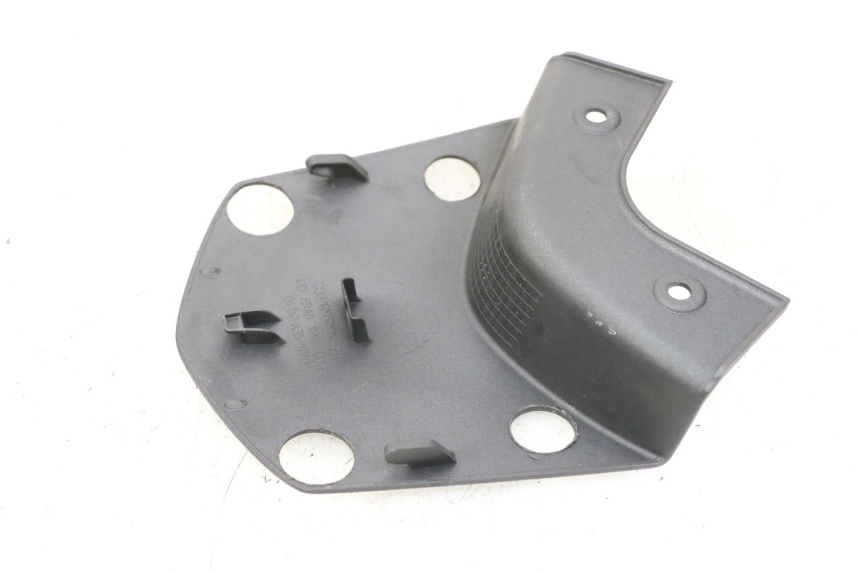 photo de JUNÇÃO DO CARENAGEM TRASEIRO SUPERIOR HONDA PCX (JF57/JF64) 125 (2014 - 2018) - Detalhe da peça