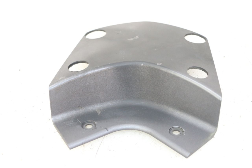 photo de JUNÇÃO DO CARENAGEM TRASEIRO SUPERIOR HONDA PCX (JF57/JF64) 125 (2014 - 2018) - Outro ângulo de visão