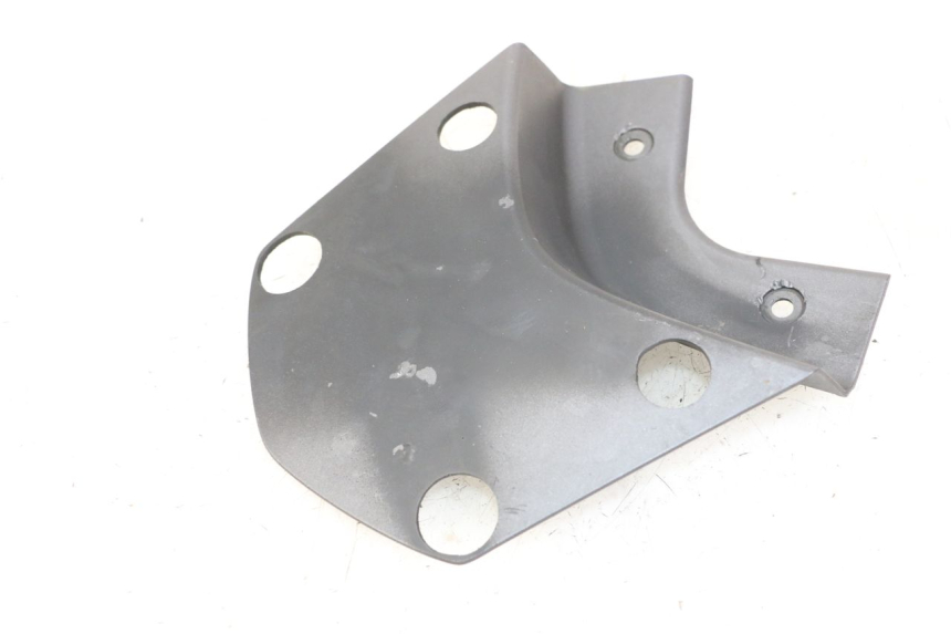 photo de JUNÇÃO DO CARENAGEM TRASEIRO SUPERIOR HONDA PCX (JF57/JF64) 125 (2014 - 2018) - Ampliação técnica