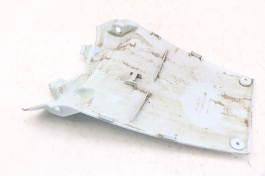 photo de JUNÇÃO DO CARENAGEM TRASEIRO SUPERIOR KYMCO LIKE 4T 50 (2009 - 2018) - Outro ângulo de visão