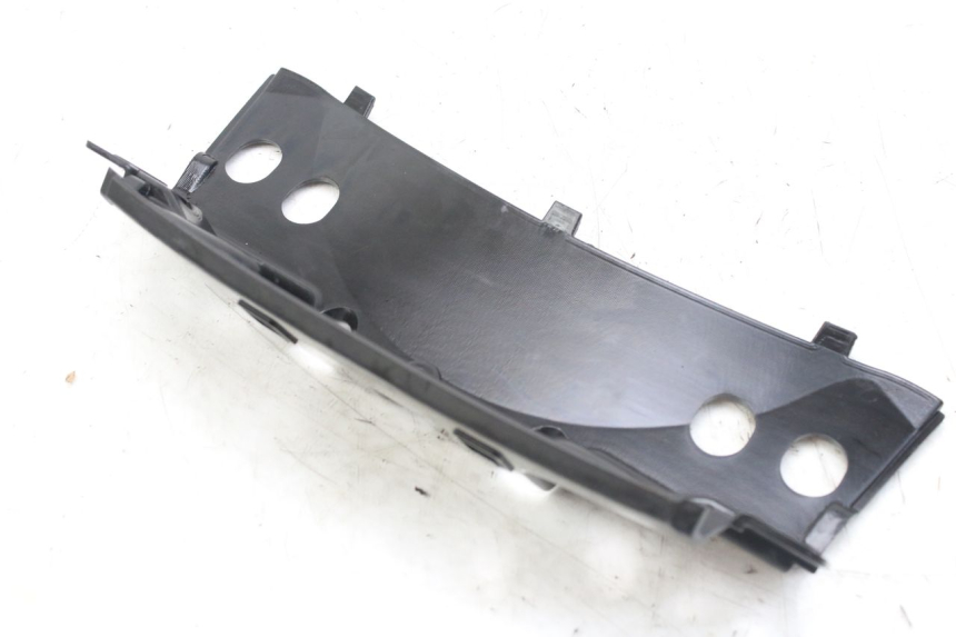 photo de JUNÇÃO DO CARENAGEM TRASEIRO SUPERIOR PIAGGIO MP3 RL 250 (2006 - 2010) - Detalhe da peça