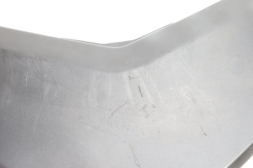 photo de JUNÇÃO DA CARROÇARIA TRASEIRA SUPERIOR YAMAHA N-MAX NMAX 125 (2021 - 2024) - Detalhe da peça