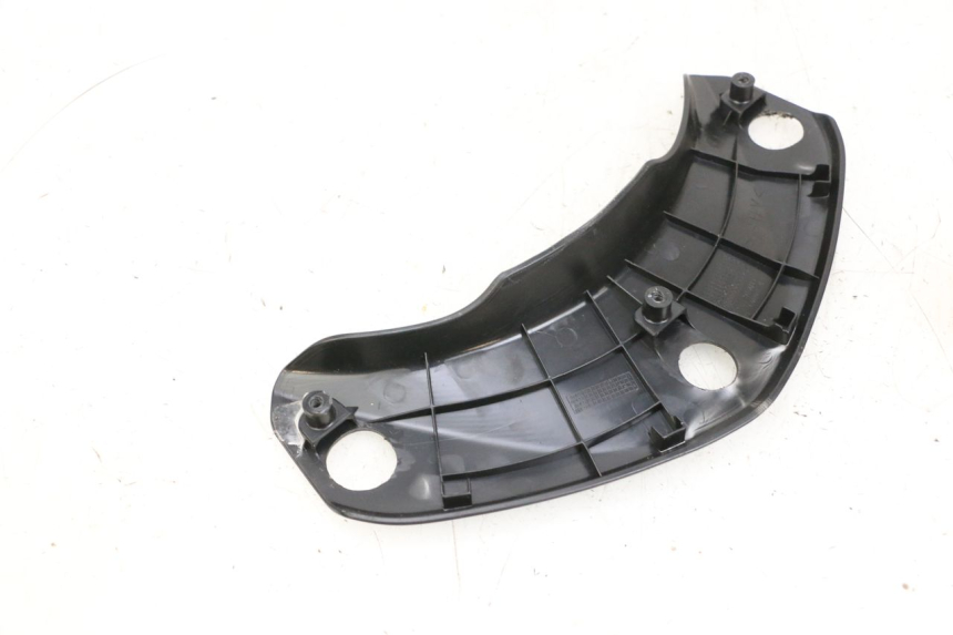 photo de JUNÇÃO DO CARENAGEM TRASEIRO SUPERIOR YAMAHA NEO'S CORE 1 (2022 - 2026) - Detalhe da peça