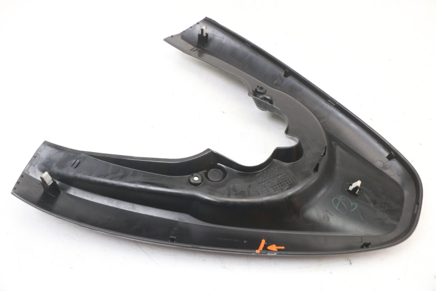photo de JUNÇÃO DO CARENAGEM TRASEIRO SUPERIOR HONDA PCX (JF28) 125 (2009 - 2011) - Ampliação técnica