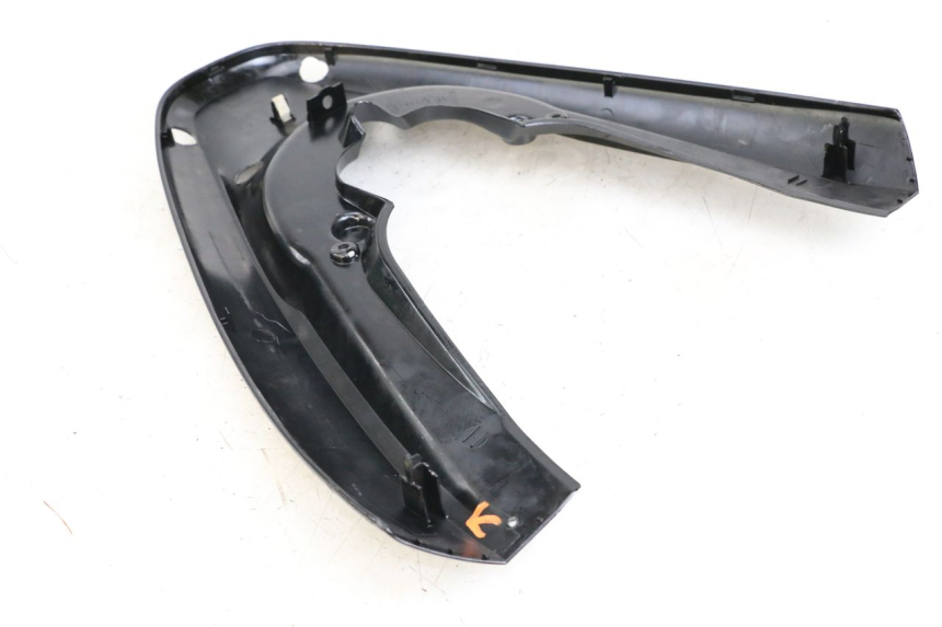 photo de JUNÇÃO DO CARENAGEM TRASEIRO SUPERIOR HONDA PCX (JF28) 125 (2009 - 2011) - Outro ângulo de visão