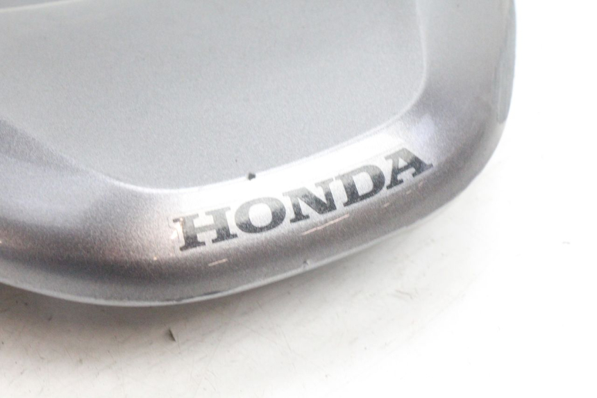 photo de JUNÇÃO DO CARENAGEM TRASEIRO SUPERIOR HONDA PCX (JF28) 125 (2009 - 2011) - Detalhe da peça